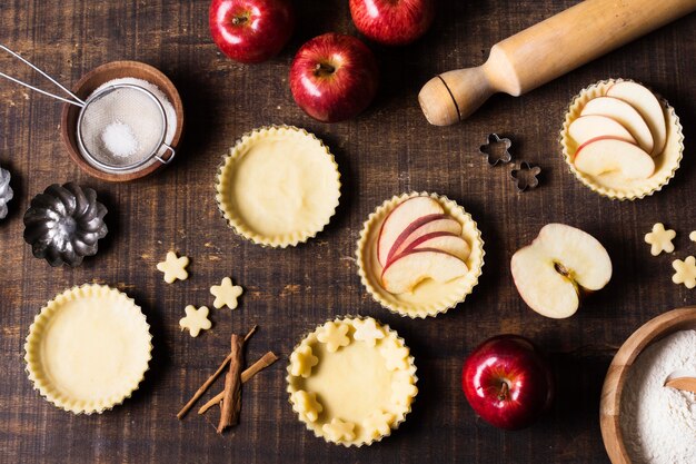 Dessert aux pommes savoureux vue de dessus sur la table