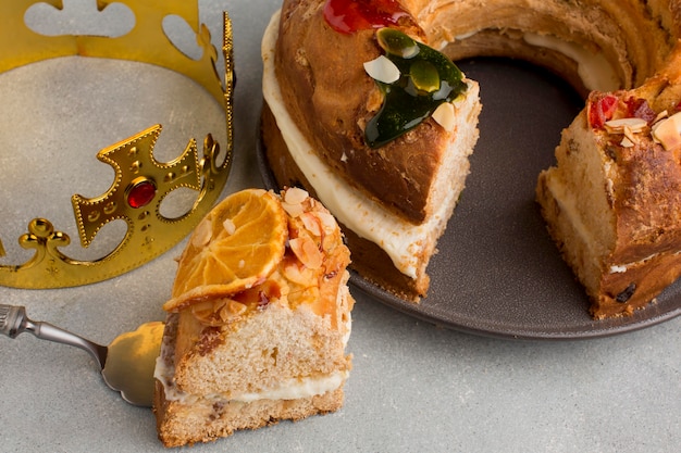 Dessert et couronne de l'épiphanie roscon de reyes