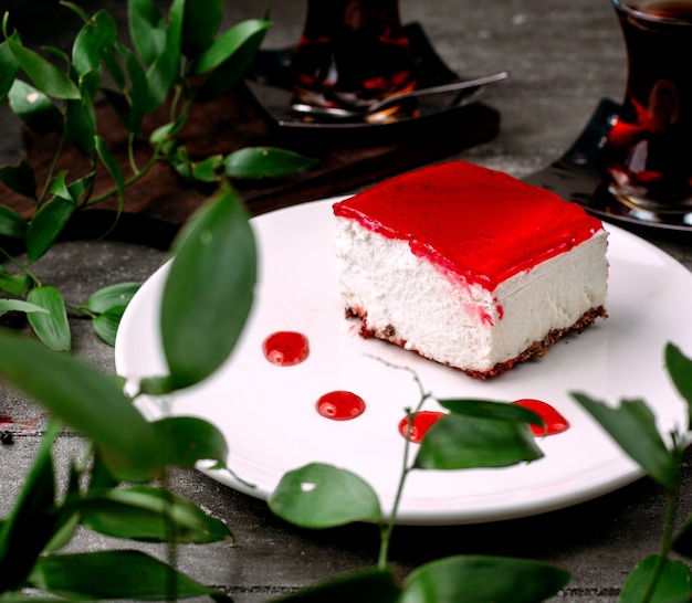 Photo gratuite dessert crémeux avec de la confiture rouge sur le dessus
