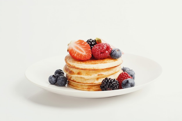 Dessert de crêpes sur une table