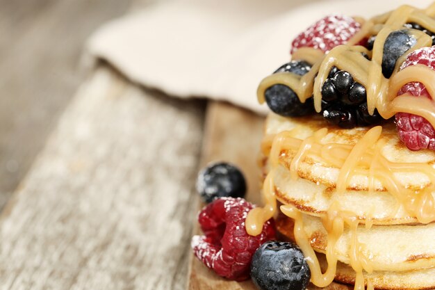 Dessert de crêpes sur une table