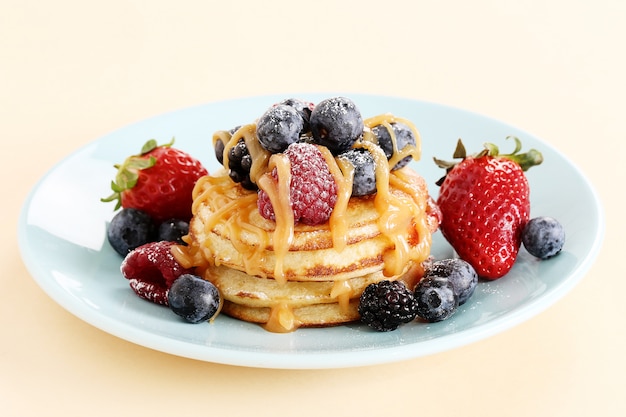 Dessert de crêpes sur une table