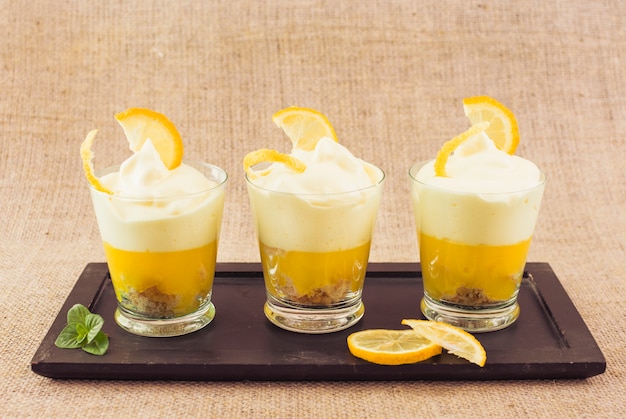 Dessert délicieux couche de citron
