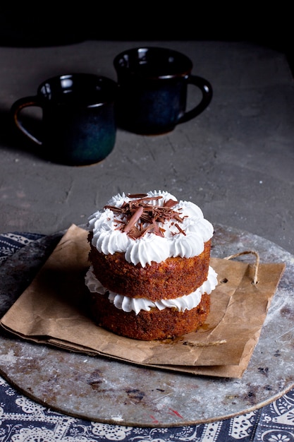 Photo gratuite dessert à deux étages avec crème blanche garnie de chocolat râpé