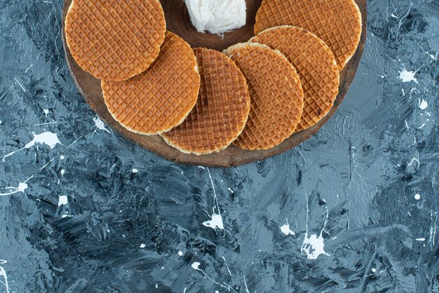 Dessert diversement sur une planche, sur la table bleue.