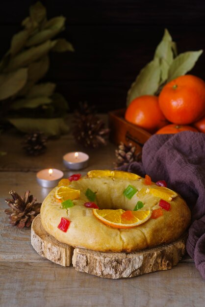 Dessert du jour de l'épiphanie avec bougies chauffe-plat et oranges