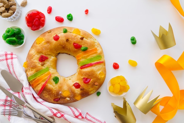 Photo gratuite dessert du jour de l'épiphanie avec couronne et ruban