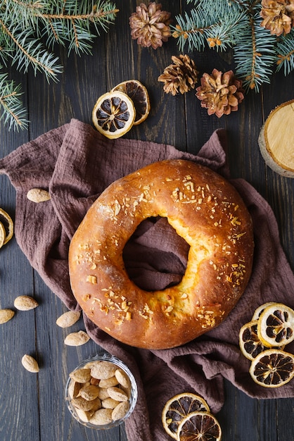 Photo gratuite dessert du jour de l'épiphanie avec épinette et pommes de pin