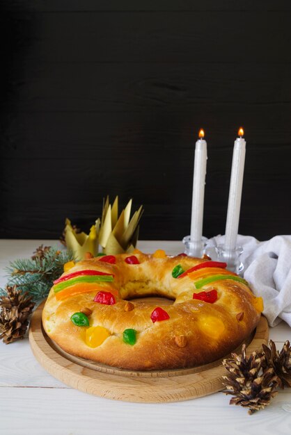 Dessert du jour de l'Épiphanie avec pommes de pin et bougies