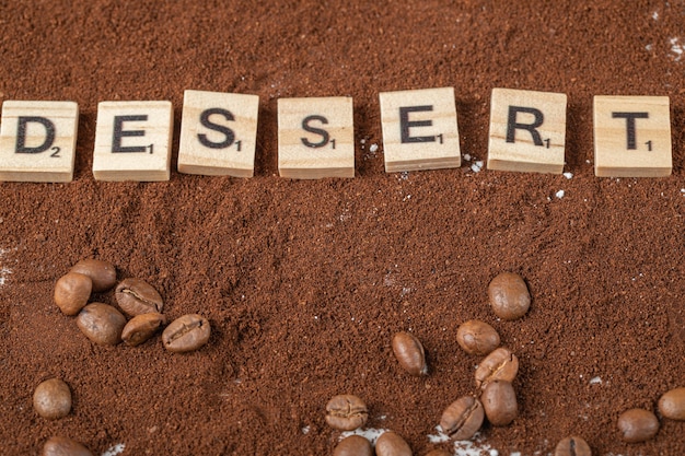 Photo gratuite dessert écrit sur la poudre de café mélangée.