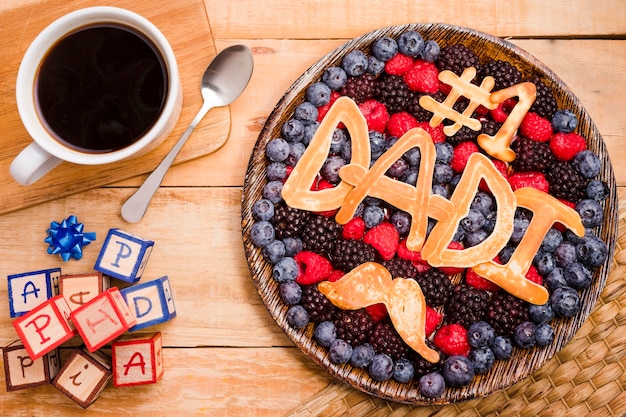 Dessert de fête des pères vue de dessus avec café