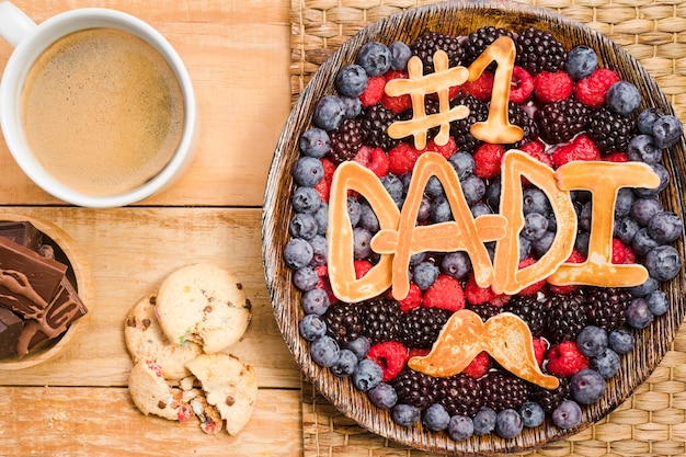 Photo gratuite dessert de fête des pères vue de dessus avec café