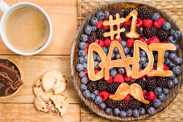 Dessert de fête des pères vue de dessus avec café