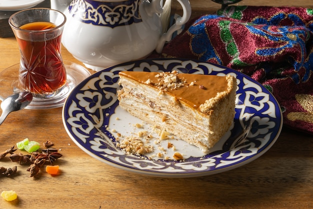 Dessert Gateau Au Miel Gateau Classique Fait De Gateaux Au Miel Imbibes De Creme Dans Une Assiette Traditionnelle Ouzbek Photo Premium Dessert Gateau Au Miel Gateau Classique Fait De Gateaux Au Miel Imbibes De Creme Dans Une Assiette Traditionnelle Ouzbek Photo Premium