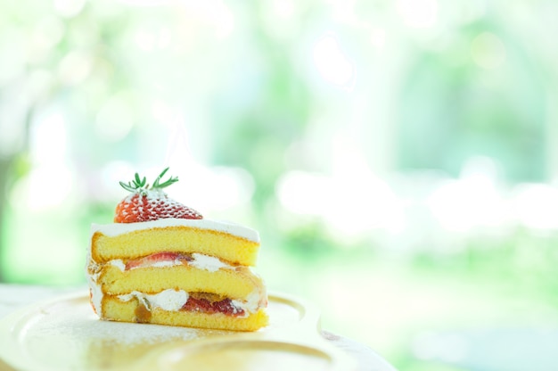 Tranche De Gateau Mousse Aux Framboises Avec Gelee De Baies Et Creme Fouettee Photo Premium