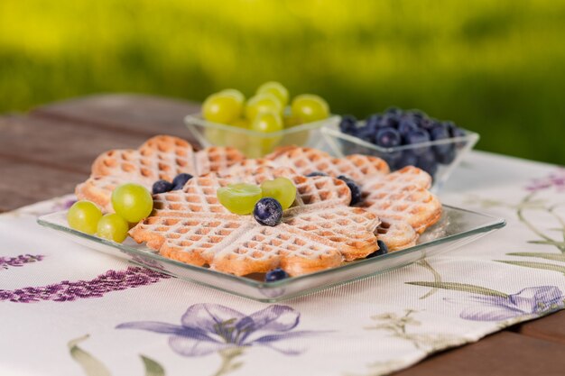 Dessert de gaufres aux fruits