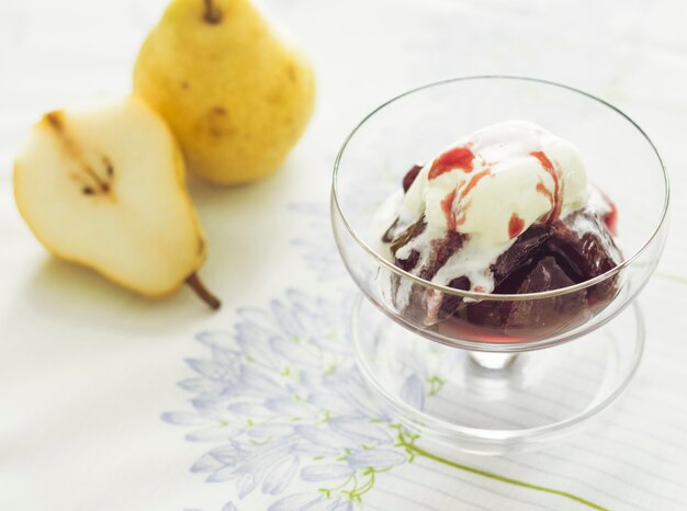 Dessert glacé à la fraise aux poires