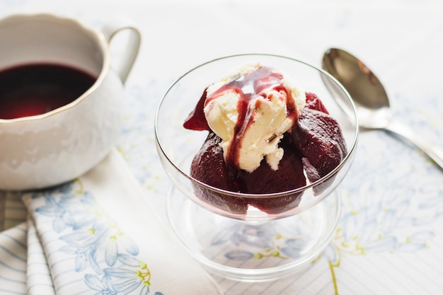 Dessert glacé à la fraise avec thé