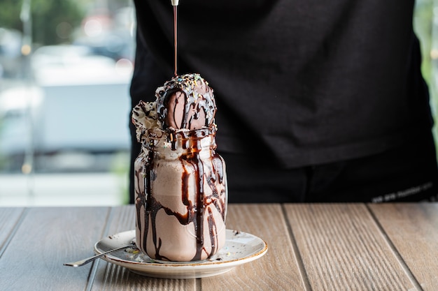 Dessert glacé à la sauce au chocolat amer