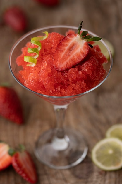 Dessert granité aux fraises avec angle élevé au citron vert