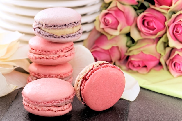 Dessert de mariage avec macarons et roses