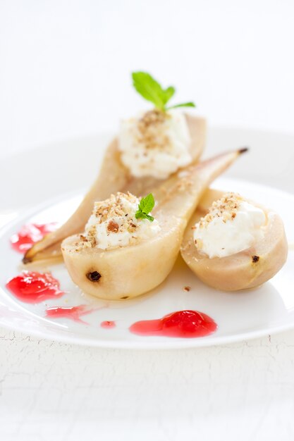 un dessert savoureux avec des poires et des confitures