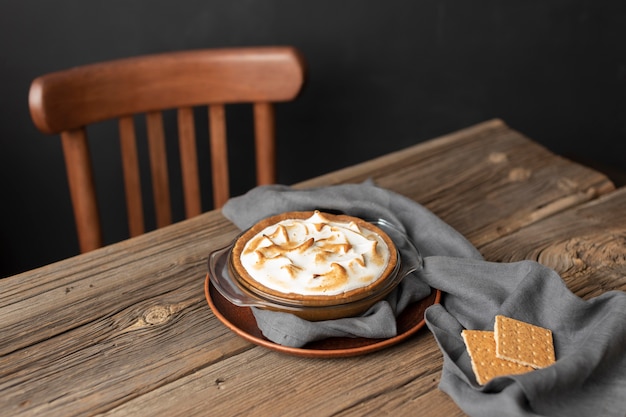 Dessert savoureux s'mores sur table