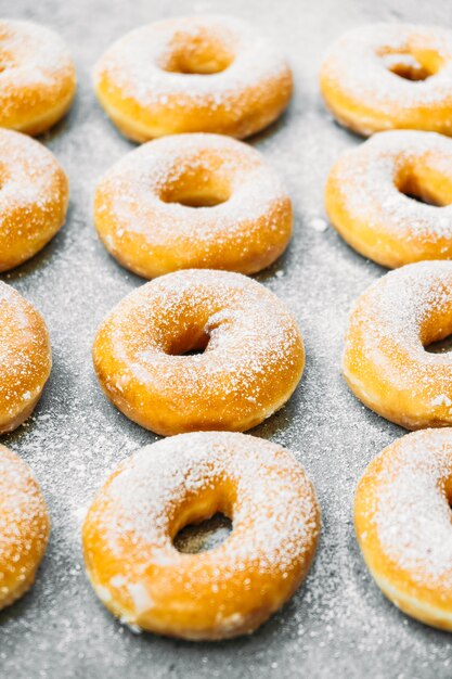 Dessert sucré avec beaucoup de beignets