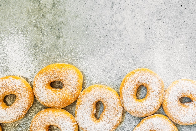 Dessert sucré avec beaucoup de beignets