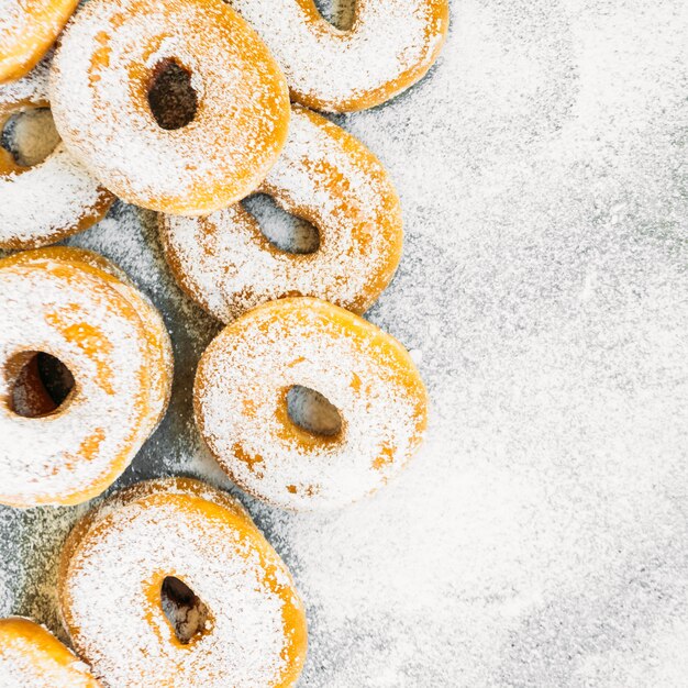 Dessert sucré avec beaucoup de beignets