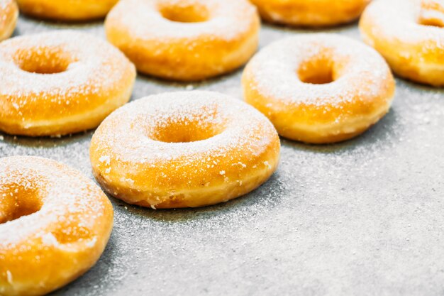 Dessert sucré avec beaucoup de beignets