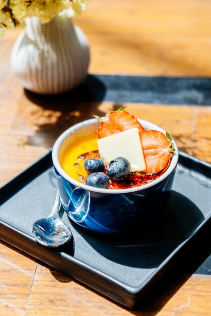 Dessert sucré avec crème brûlée