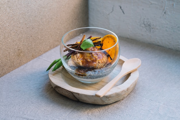 Dessert sucré dans un bol en verre