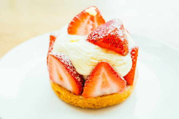 Dessert sucré avec tarte aux fraises