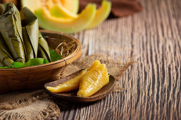 Dessert thaïlandais. Pâtisseries vapeur au cantaloup enveloppées dans un cône de feuille de bananier