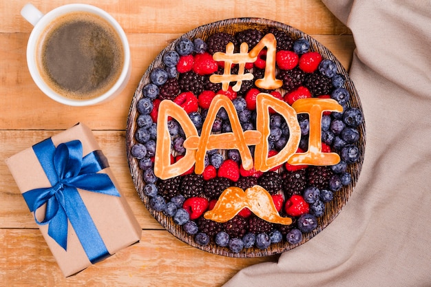 Photo gratuite dessert vue de fête des pères avec cadeau