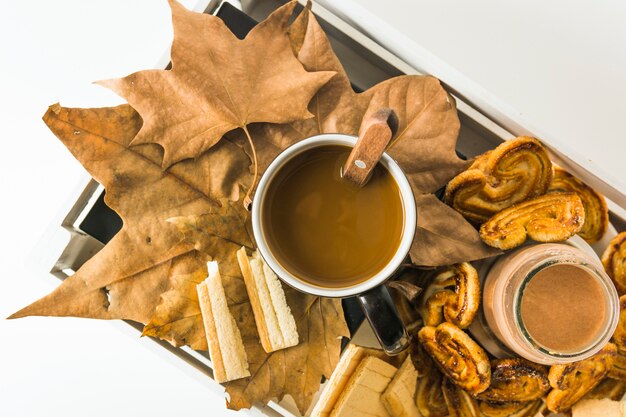 Desserts et boissons sur feuilles dans la boîte