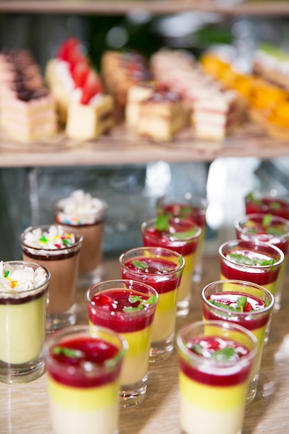 Photo gratuite desserts doux dans lunettes shot sur buffet table