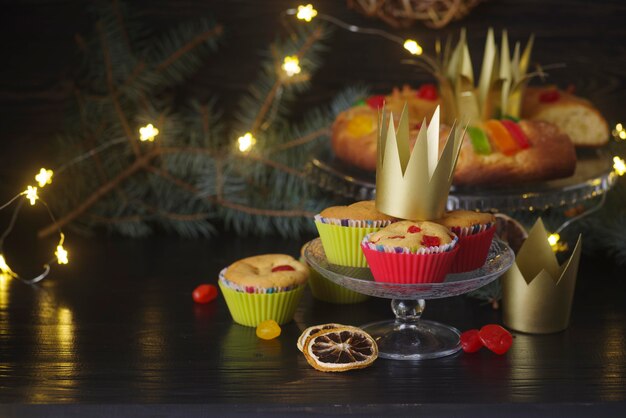 Desserts du jour de l'Épiphanie avec couronnes et lumières