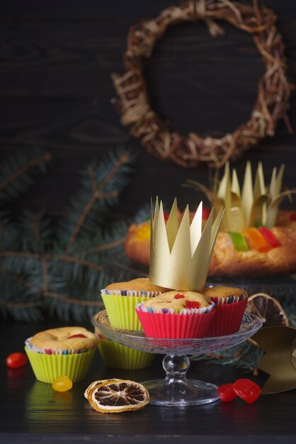 Desserts du jour de l'Épiphanie avec couronnes