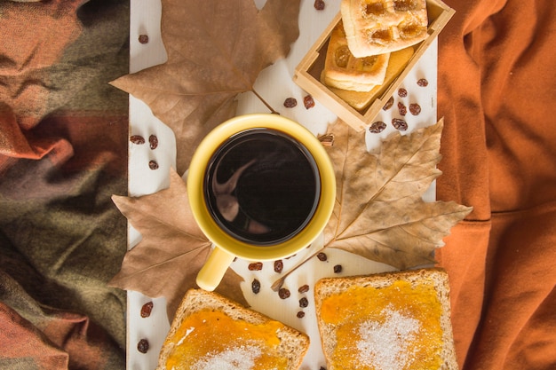 Desserts et feuilles près de café