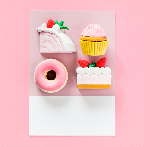 Photo gratuite desserts sucrés sur une carte colorée