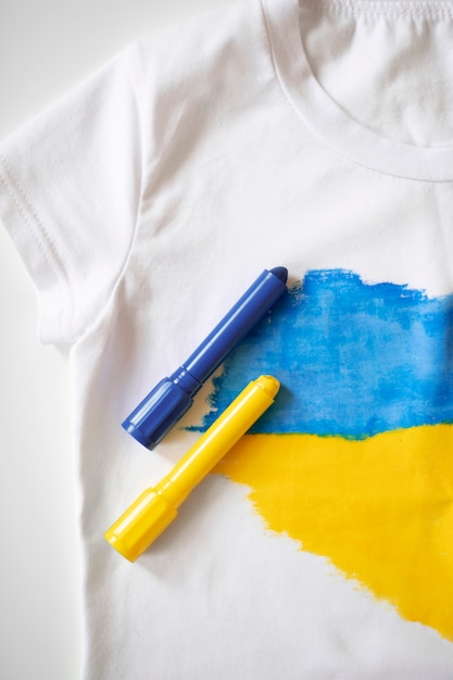 Dessin du drapeau ukrainien sur un t-shirt