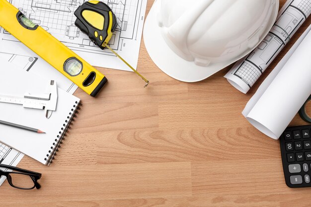 Dessin du plan technique avec niveau d'alcool et chapeau de construction