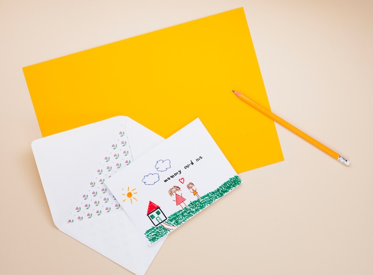 Photo gratuit dessin de mère et enfant avec enveloppe
