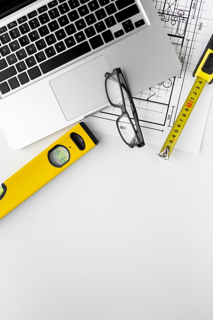 Photo gratuit dessin de plan technique et ordinateur portable avec des lunettes