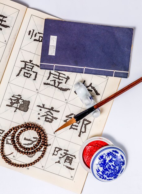 Photo gratuite dessiner pratiquer la peinture calligraphie japonaise blanche