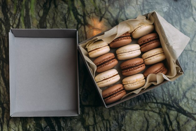 De dessus de la boîte avec des macarons