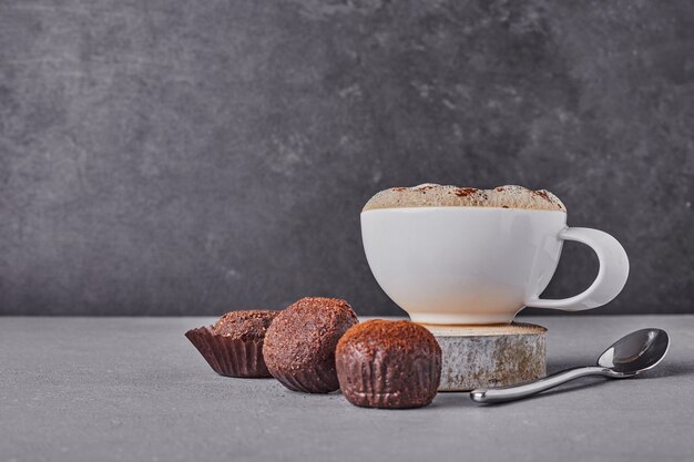 Dessus de chocolat avec une tasse de café.