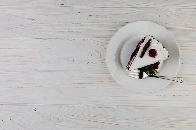 Photo gratuite de dessus la fourchette et le morceau de gâteau